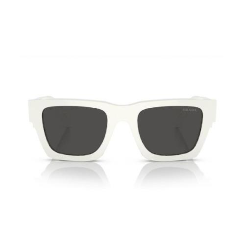 Pudeformet solbriller med mørkegrå linser