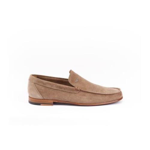 Suede Moccasin med T Metal Ornament