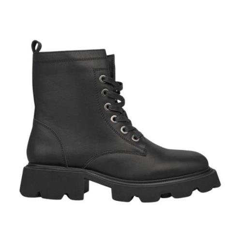 Track sole lace-up leather boots