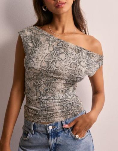 Nelly - Mønstret - Asymmetric Shoulder Print Top